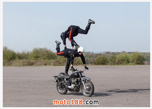 印度军队摩托车技源于英国皇家信号兵摩托表演